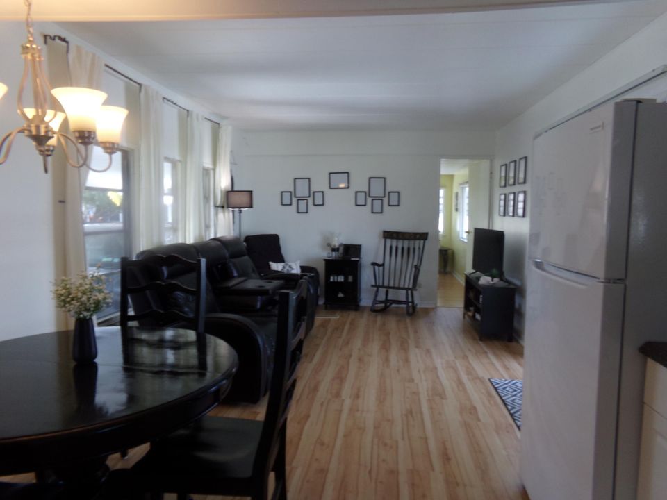 Active With Contract: $129,000 (2 beds, 2 baths, 980 Square Feet)