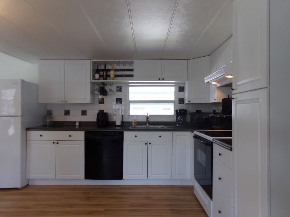 Active With Contract: $129,000 (2 beds, 2 baths, 980 Square Feet)