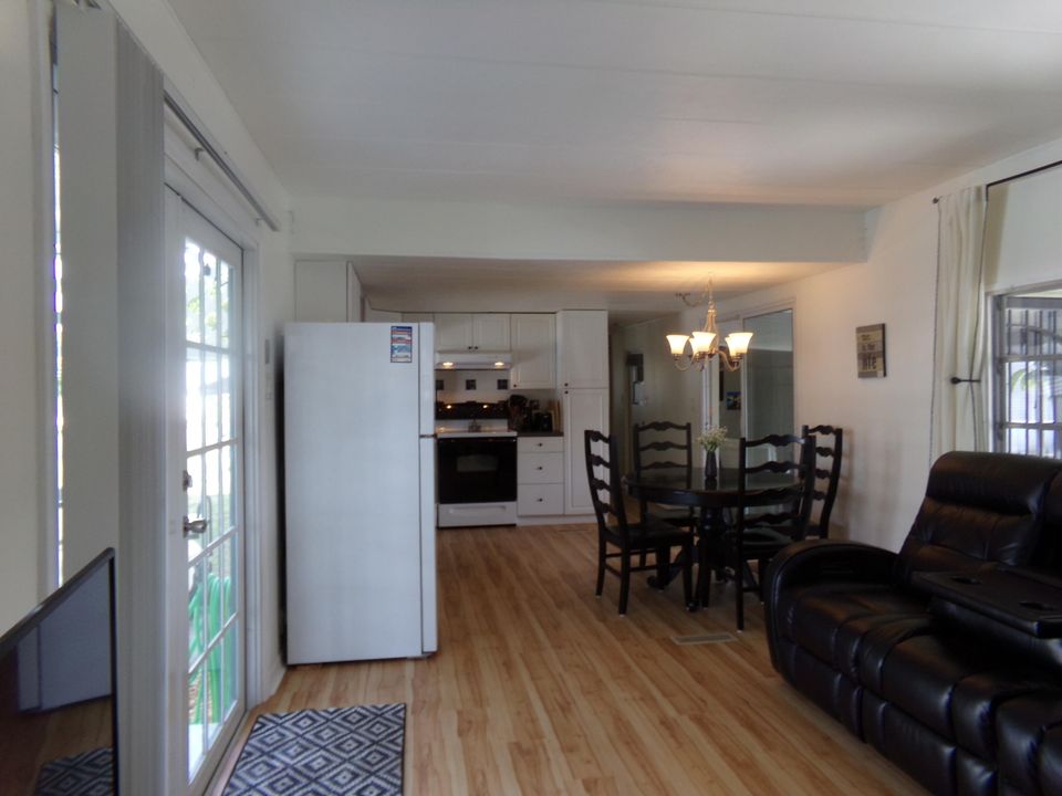 Active With Contract: $129,000 (2 beds, 2 baths, 980 Square Feet)