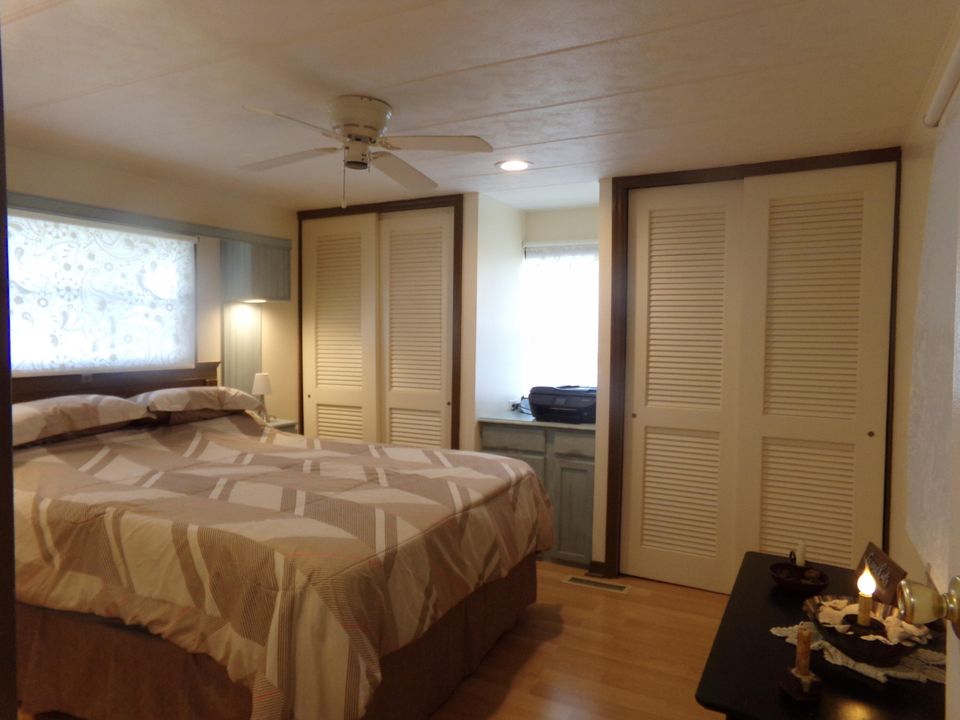 Active With Contract: $129,000 (2 beds, 2 baths, 980 Square Feet)