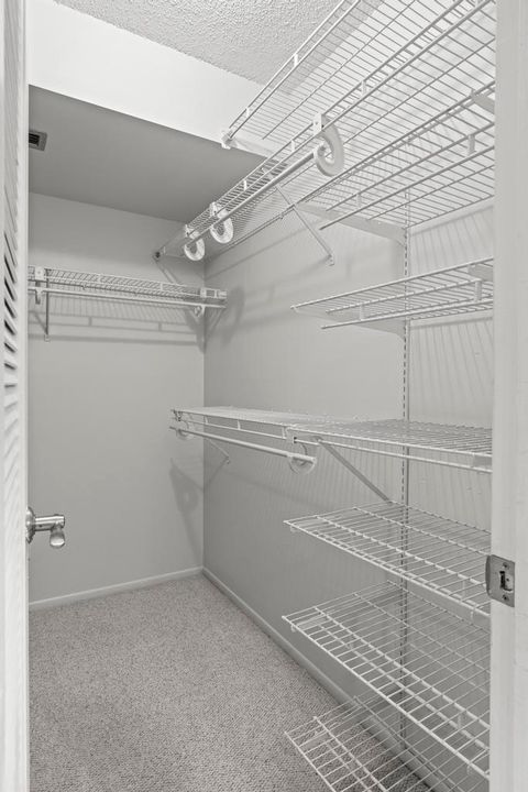 Под контрактом: $239,500 (2 спален, 2 ванн, 1300 Квадратных фут)