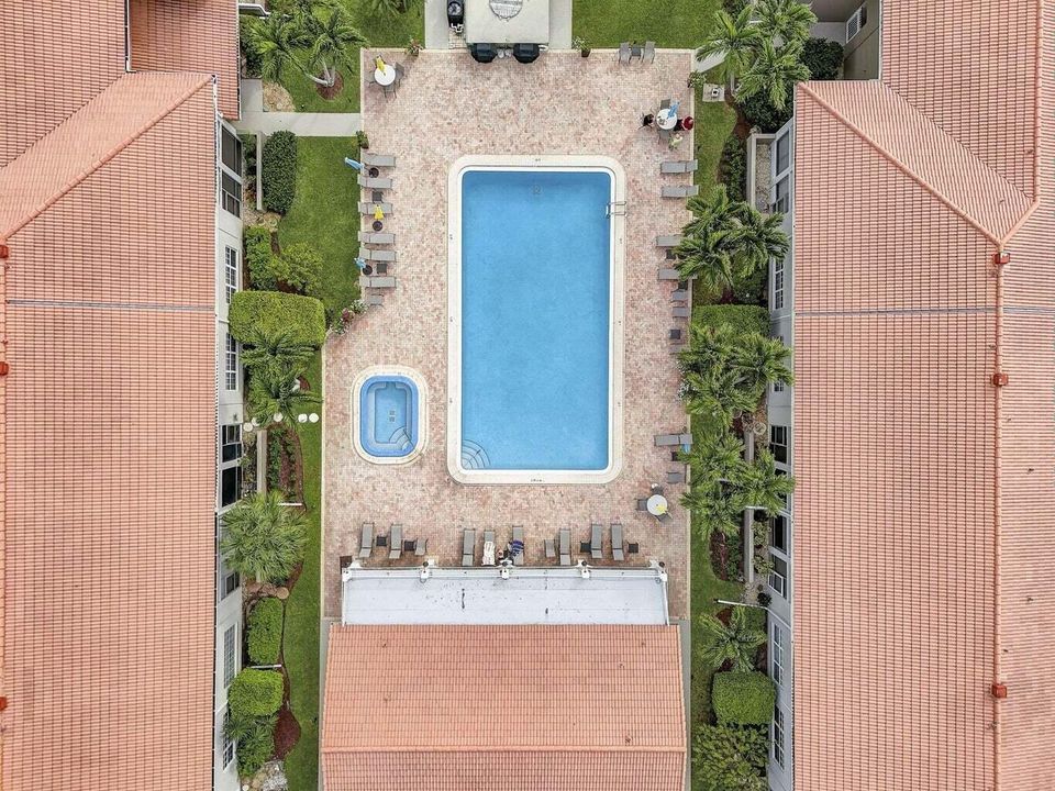 合同活跃: $215,000 (2 贝兹, 2 浴室, 1080 平方英尺)