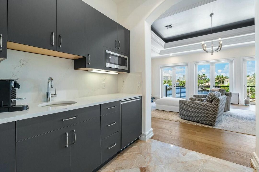 Active With Contract: $9,750,000 (5 beds, 6 baths, 7619 Square Feet)