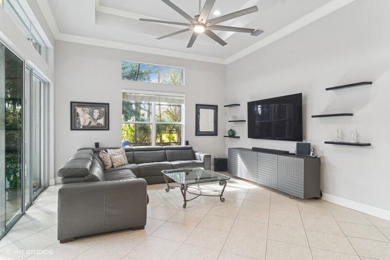 En Venta: $949,000 (4 camas, 4 baños, 3676 Pies cuadrados)