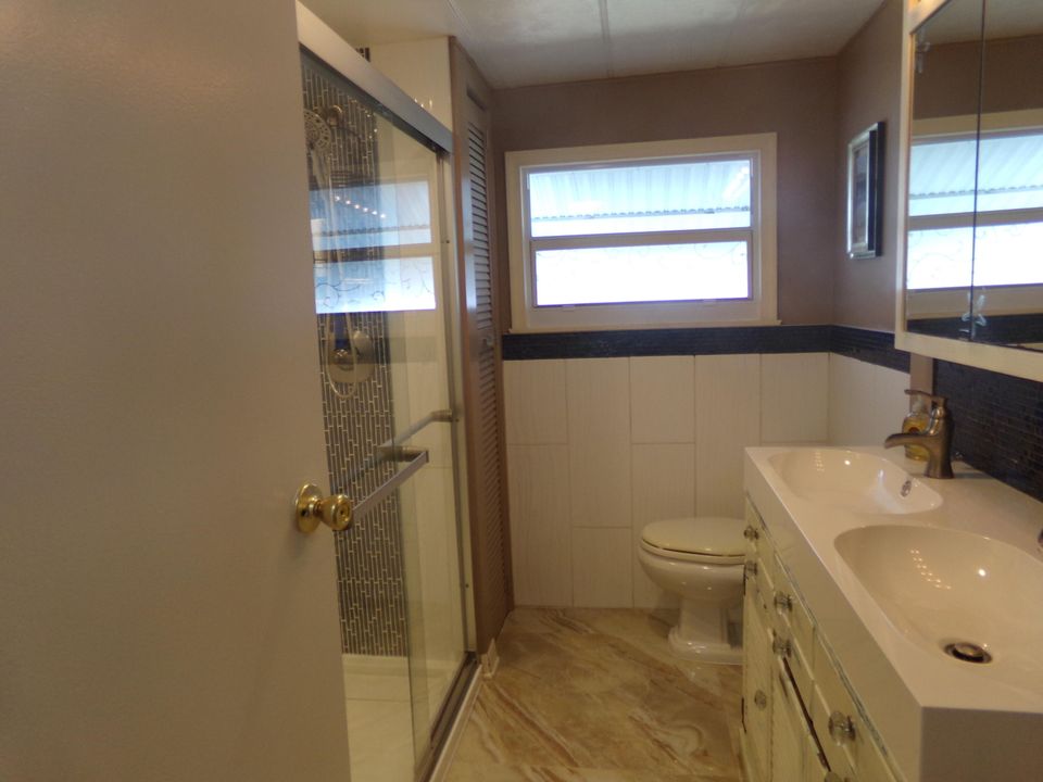 Active With Contract: $129,000 (2 beds, 2 baths, 980 Square Feet)