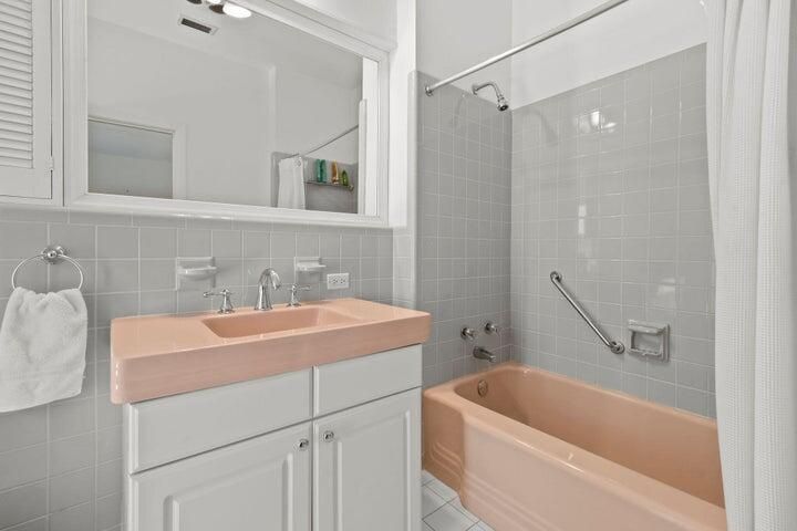 For Rent: $50,000 (5 beds, 5 baths, 4501 Square Feet)