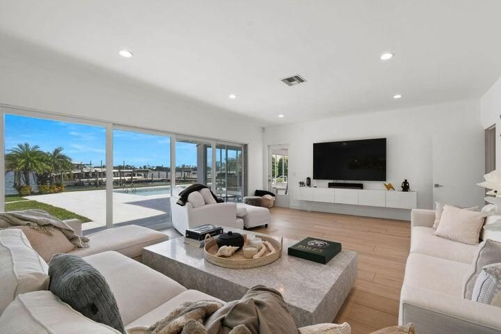 For Rent: $55,000 (5 beds, 5 baths, 4501 Square Feet)