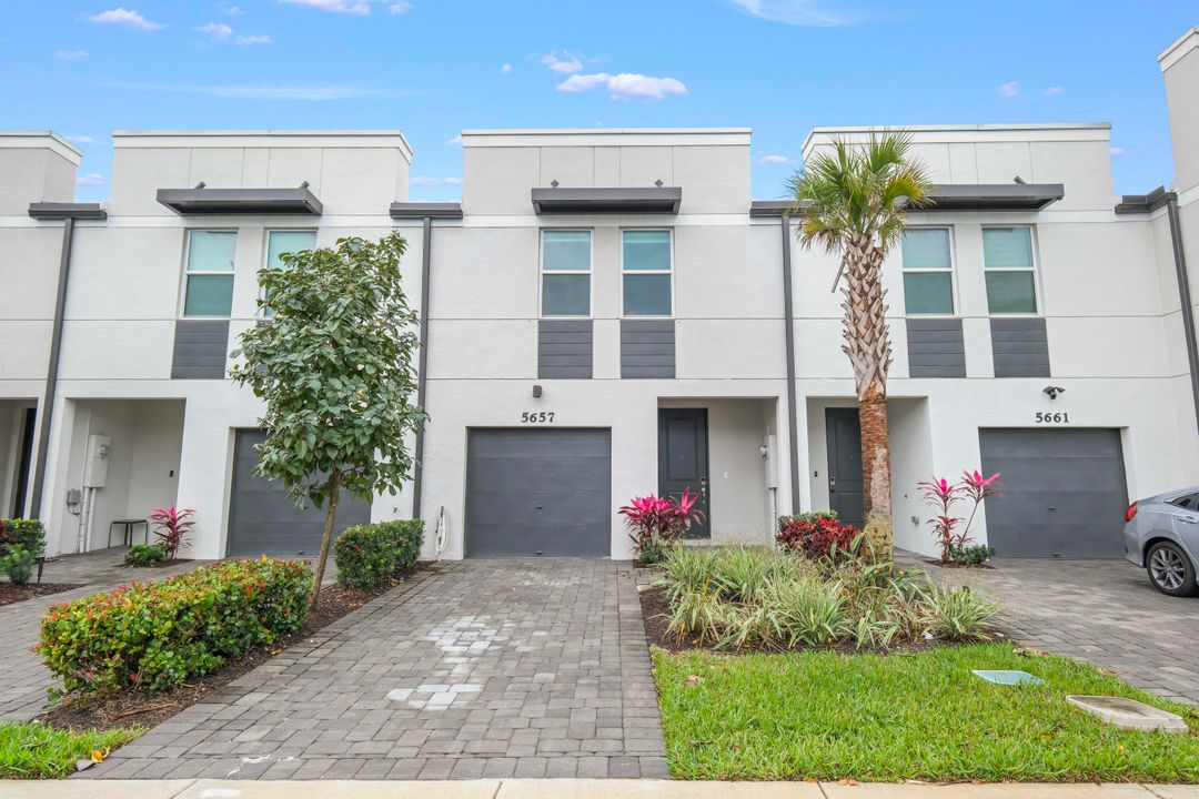 For Sale: $381,999 (3 beds, 2 baths, 1454 Square Feet)