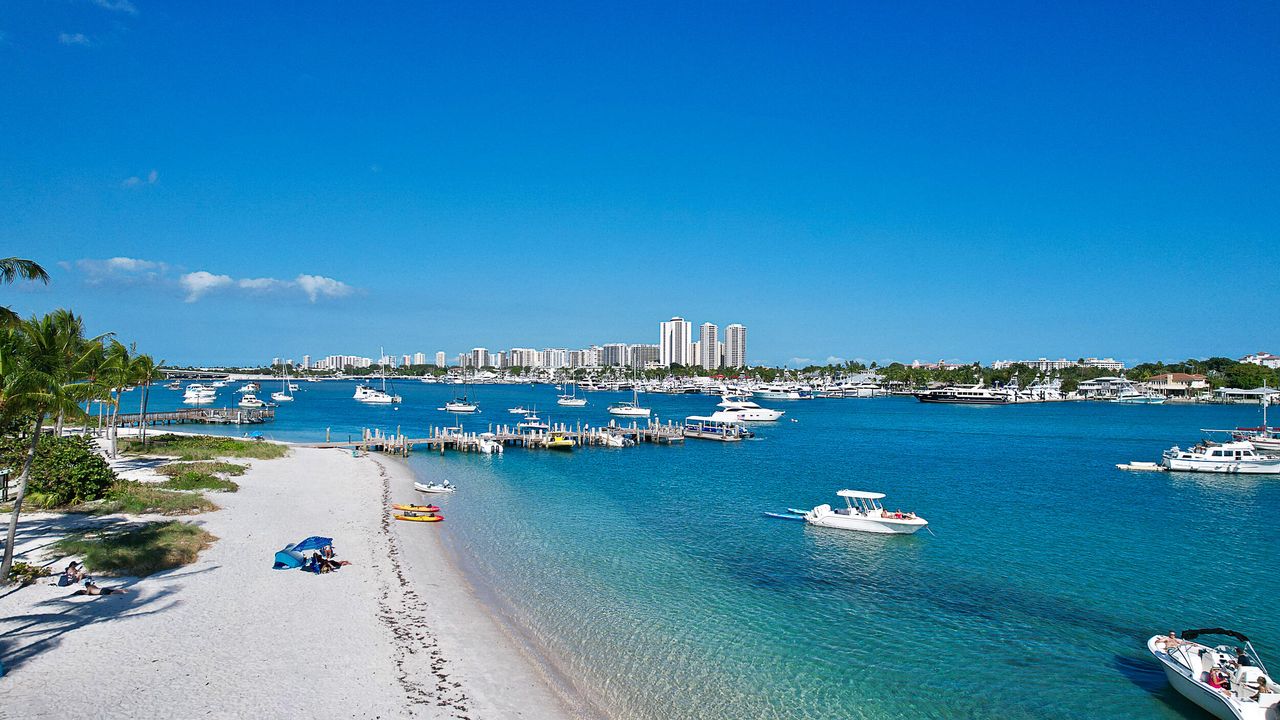 合同活跃: $1,595,000 (3 贝兹, 4 浴室, 2657 平方英尺)