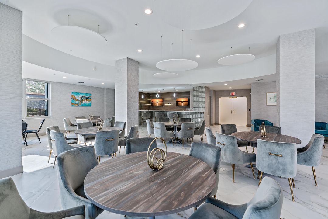 合同活跃: $1,595,000 (3 贝兹, 4 浴室, 2657 平方英尺)