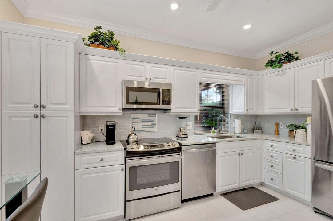 合同活跃: $5,500 (2 贝兹, 2 浴室, 1478 平方英尺)