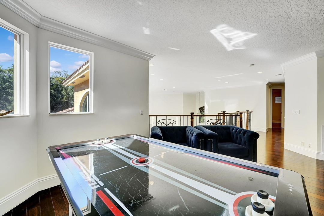 For Rent: $19,500 (5 beds, 4 baths, 4425 Square Feet)