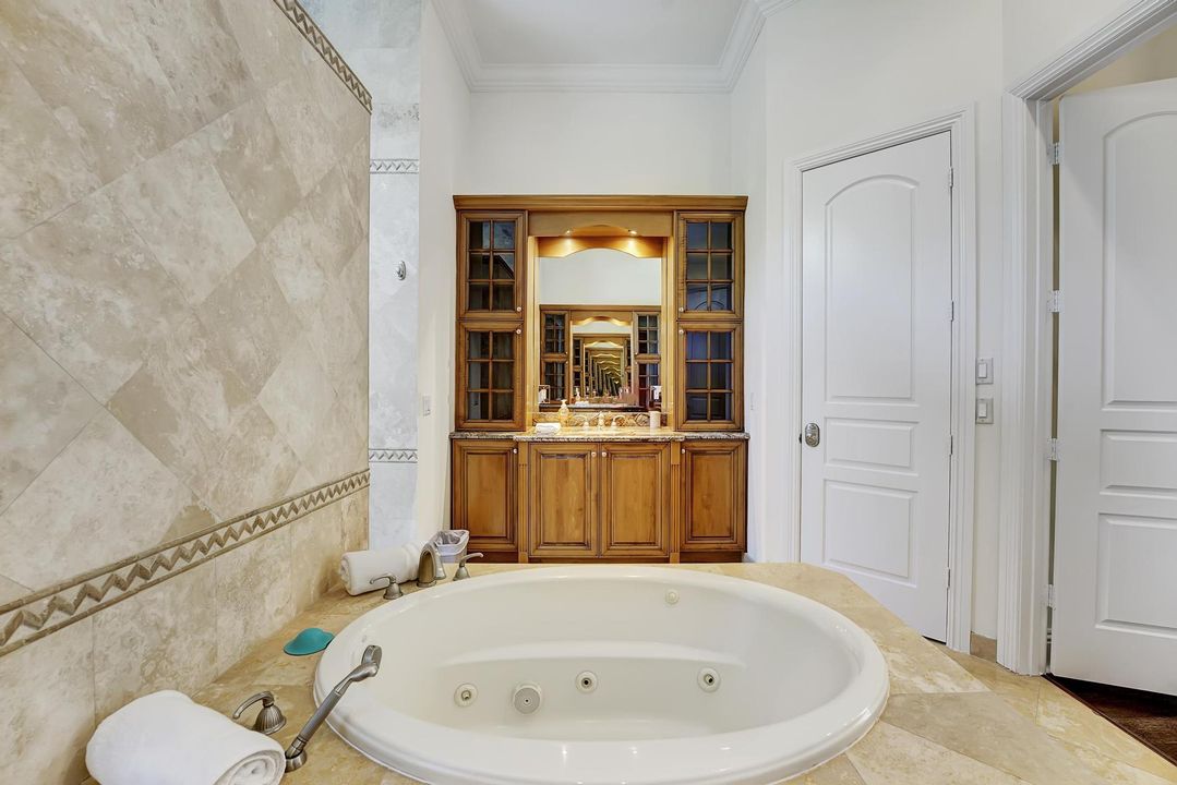 For Rent: $19,500 (5 beds, 4 baths, 4425 Square Feet)