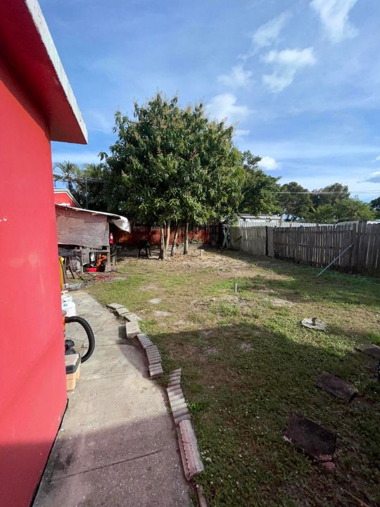 合同活跃: $440,000 (3 贝兹, 1 浴室, 1134 平方英尺)