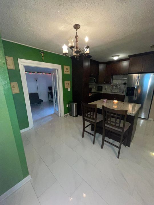 合同活跃: $440,000 (3 贝兹, 1 浴室, 1134 平方英尺)