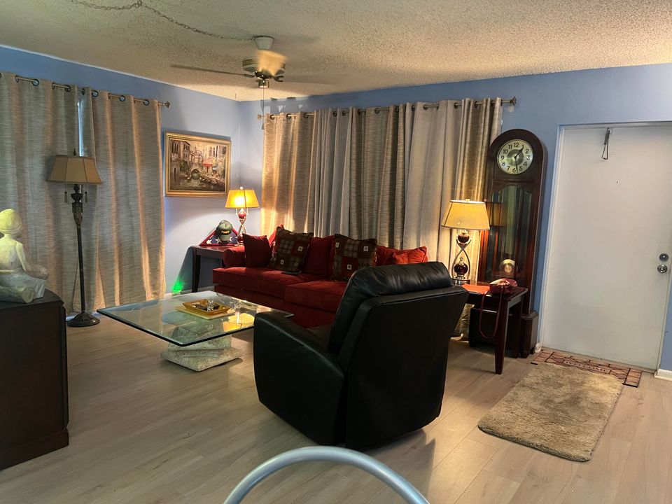 待售: $99,950 (1 贝兹, 1 浴室, 703 平方英尺)