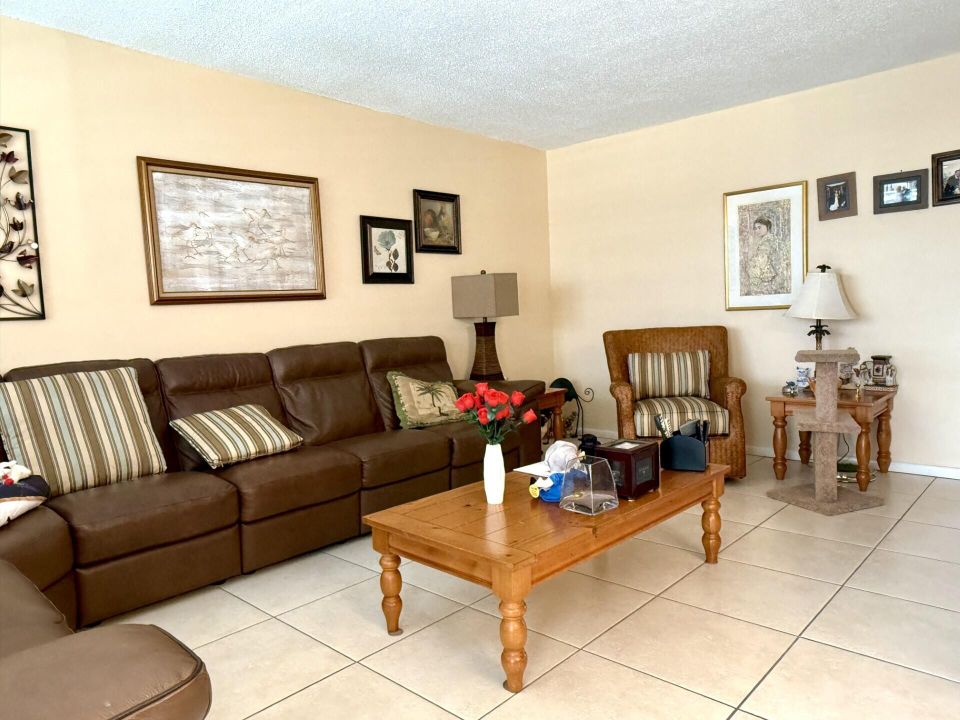 合同活跃: $104,900 (2 贝兹, 1 浴室, 819 平方英尺)