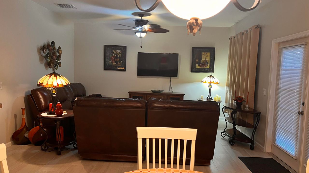 出租: $2,200 (1 贝兹, 1 浴室, 900 平方英尺)