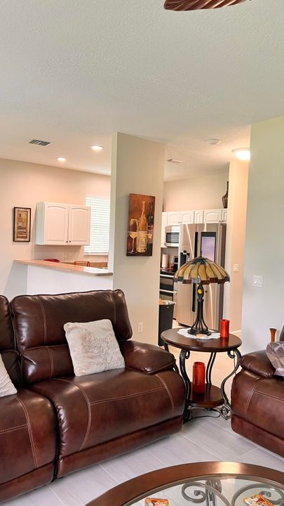 出租: $2,200 (1 贝兹, 1 浴室, 900 平方英尺)