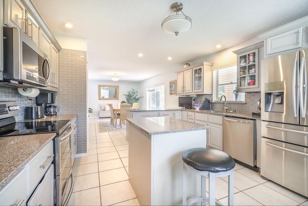 Activo con contrato: $859,000 (3 camas, 2 baños, 1926 Pies cuadrados)