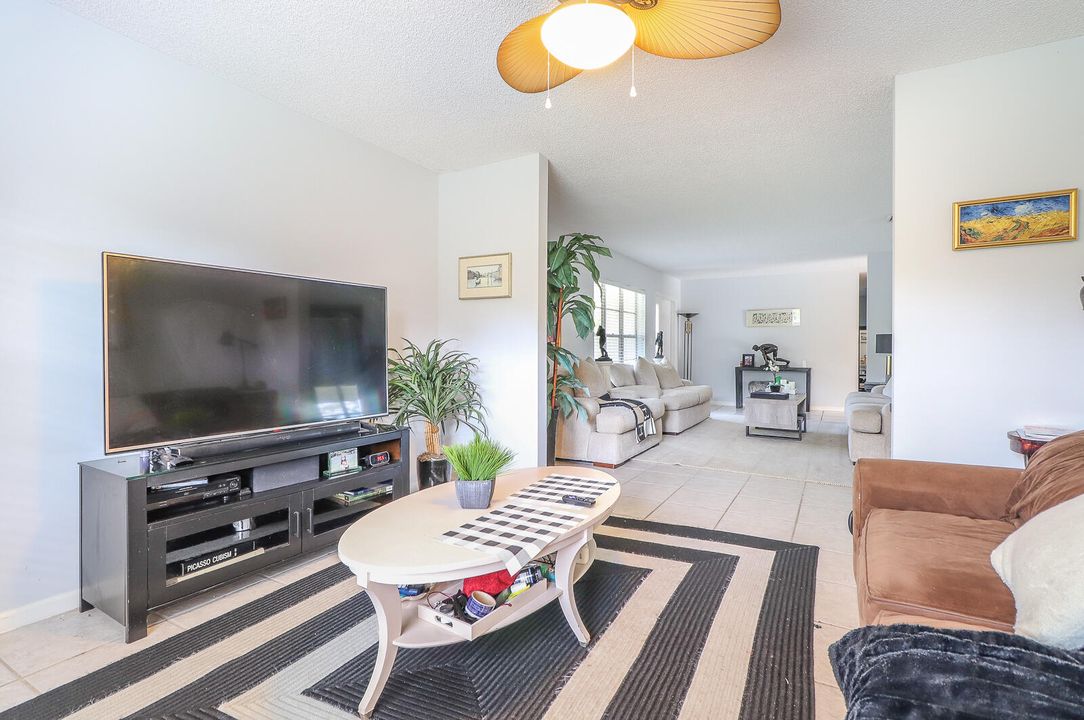 Activo con contrato: $859,000 (3 camas, 2 baños, 1926 Pies cuadrados)