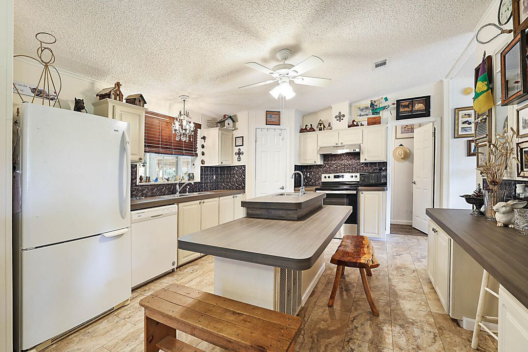 For Sale: $3,100,000 (3 beds, 2 baths, 1594 Square Feet)