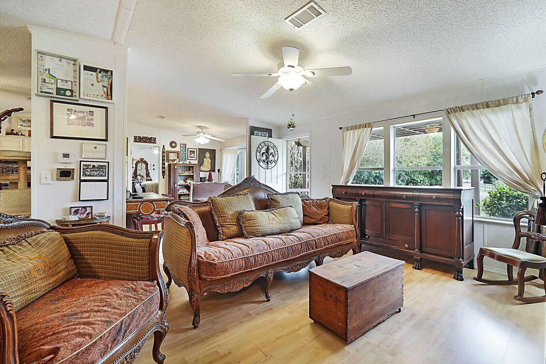 For Sale: $3,100,000 (3 beds, 2 baths, 1594 Square Feet)