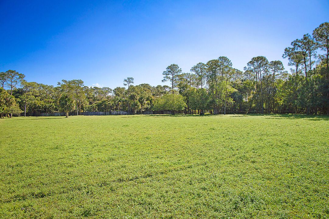For Sale: $3,100,000 (3 beds, 2 baths, 1594 Square Feet)