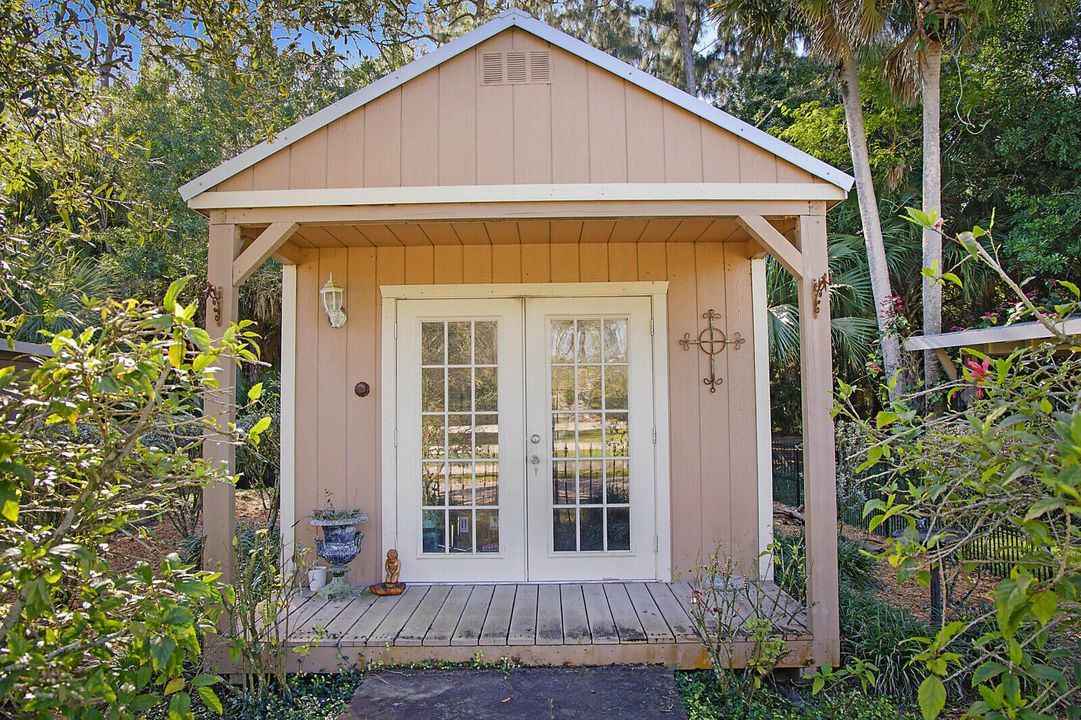 For Sale: $3,100,000 (3 beds, 2 baths, 1594 Square Feet)