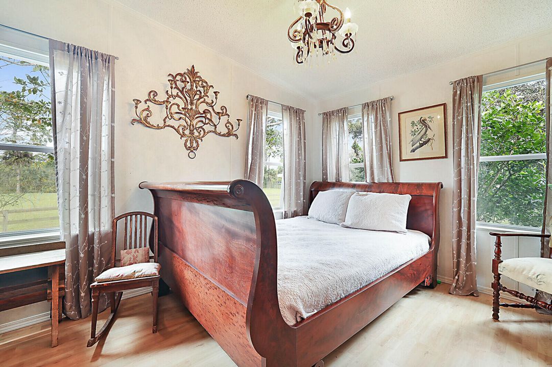 For Sale: $3,100,000 (3 beds, 2 baths, 1594 Square Feet)