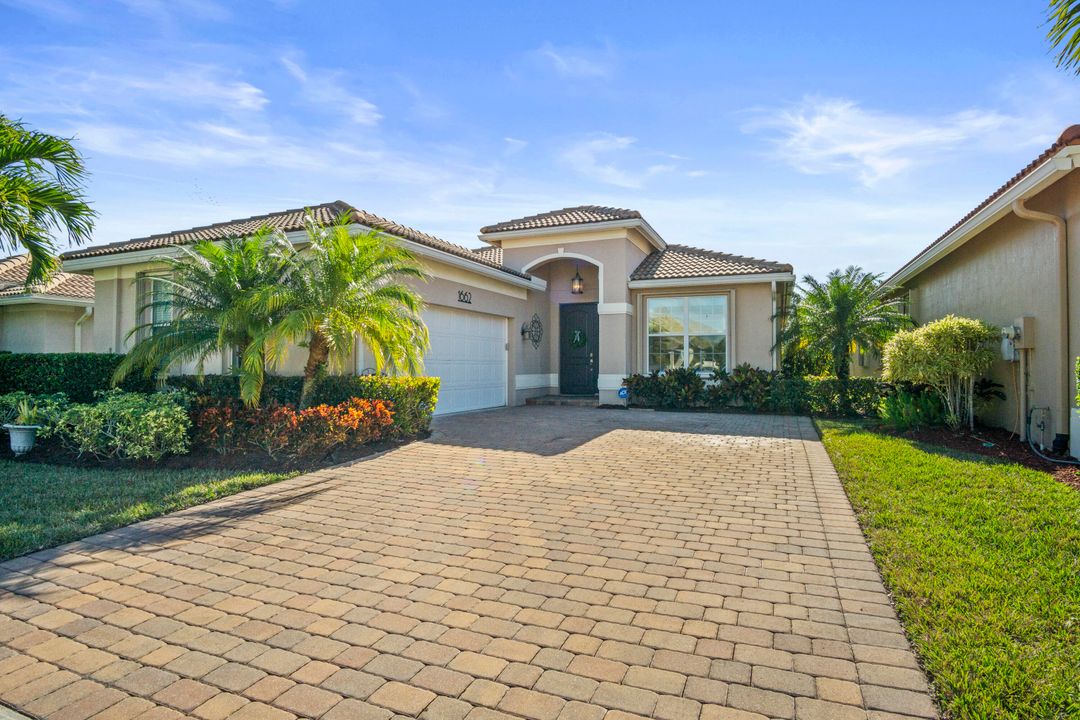 Recently Sold: $650,000 (3 beds, 2 baths, 1917 Square Feet)