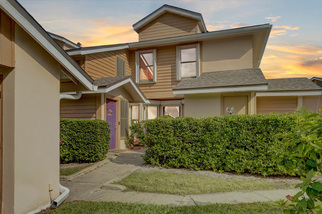 На продажу: $270,000 (2 спален, 2 ванн, 1105 Квадратных фут)