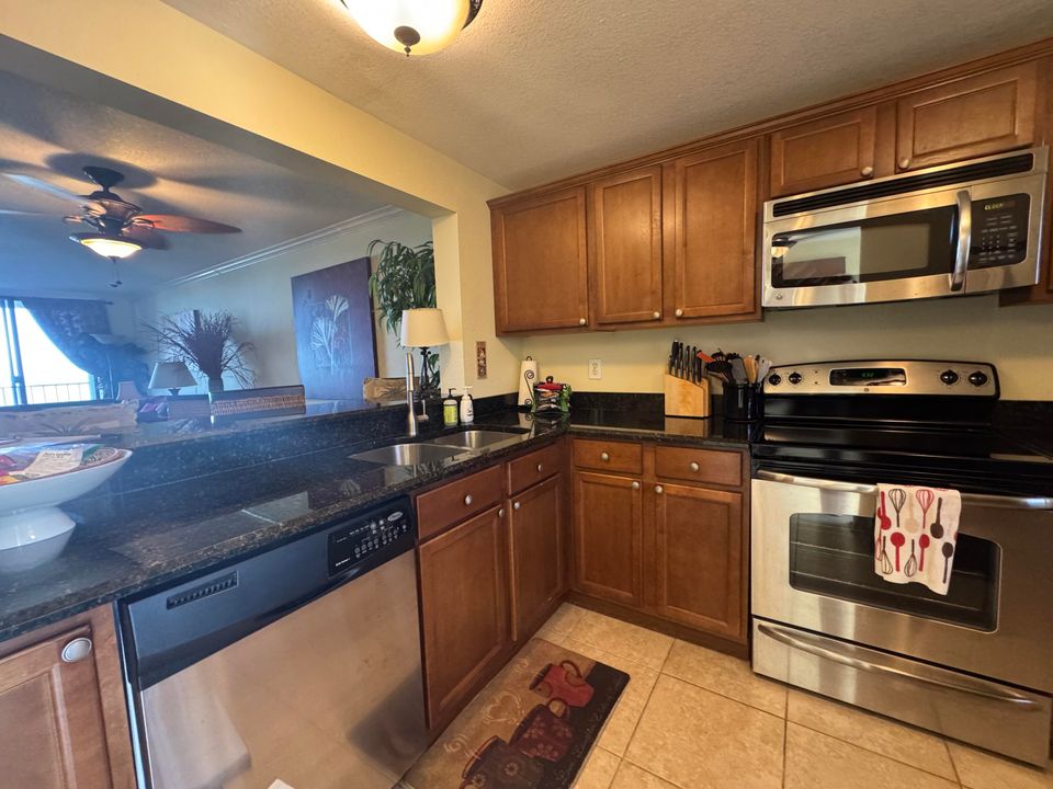 出租: $2,400 (2 贝兹, 2 浴室, 1053 平方英尺)