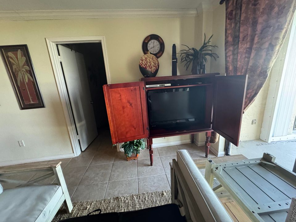 出租: $2,400 (2 贝兹, 2 浴室, 1053 平方英尺)