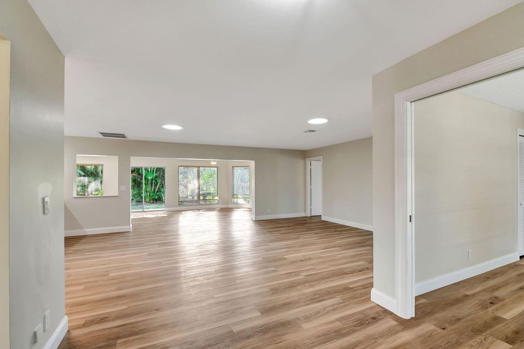 Под контрактом: $619,900 (3 спален, 2 ванн, 2102 Квадратных фут)