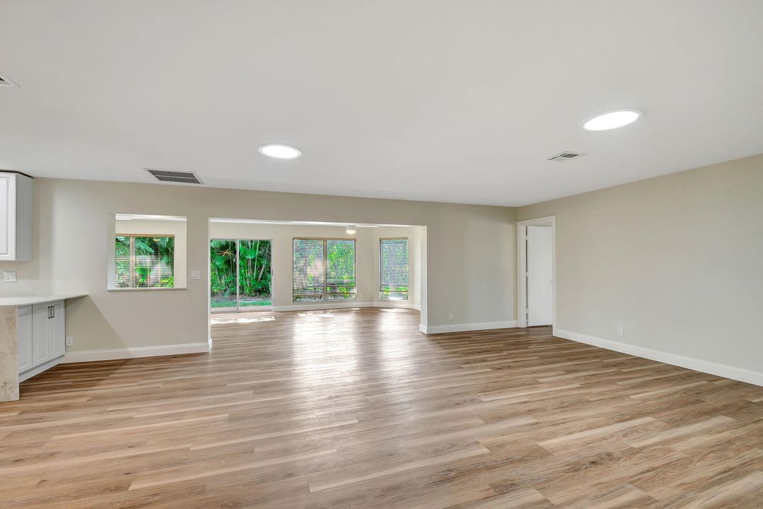 Под контрактом: $619,900 (3 спален, 2 ванн, 2102 Квадратных фут)