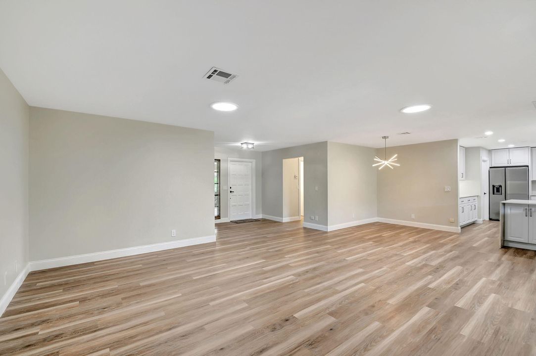 Под контрактом: $619,900 (3 спален, 2 ванн, 2102 Квадратных фут)