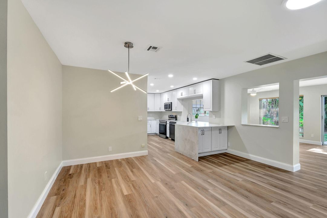 Под контрактом: $619,900 (3 спален, 2 ванн, 2102 Квадратных фут)