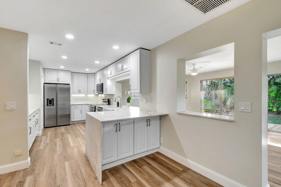 Под контрактом: $619,900 (3 спален, 2 ванн, 2102 Квадратных фут)