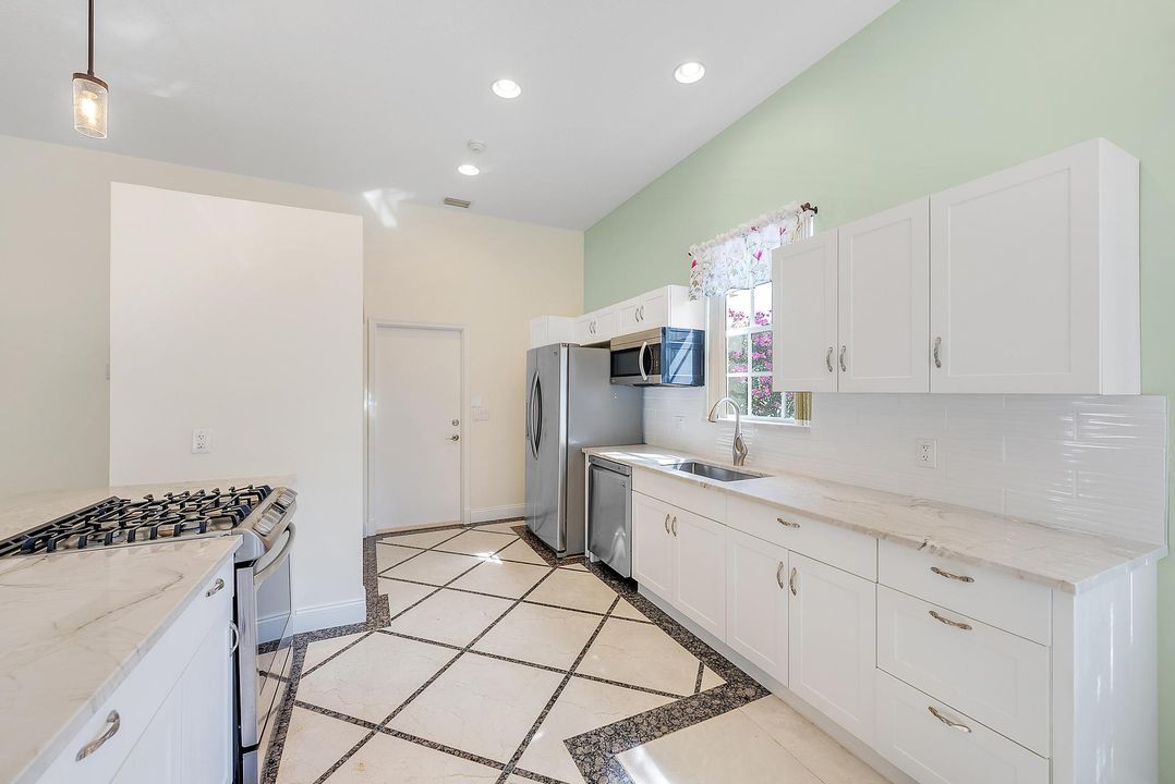 For Sale: $389,000 (3 beds, 2 baths, 1549 Square Feet)