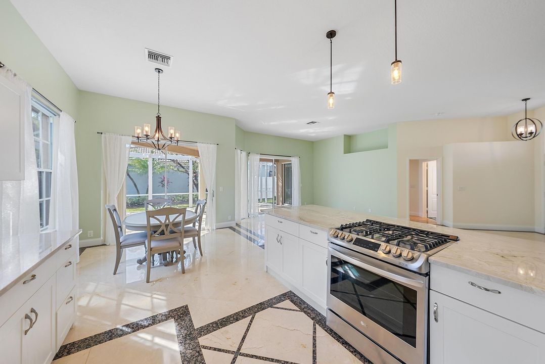 For Sale: $389,000 (3 beds, 2 baths, 1549 Square Feet)