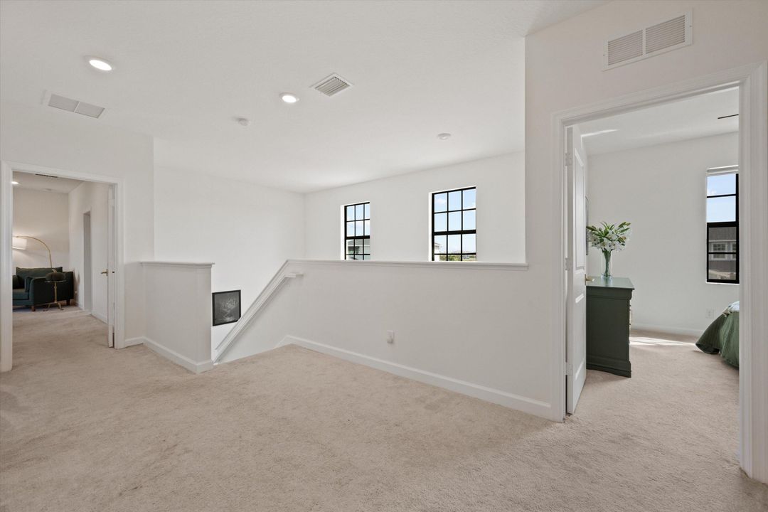 合同活跃: $730,000 (4 贝兹, 3 浴室, 2649 平方英尺)