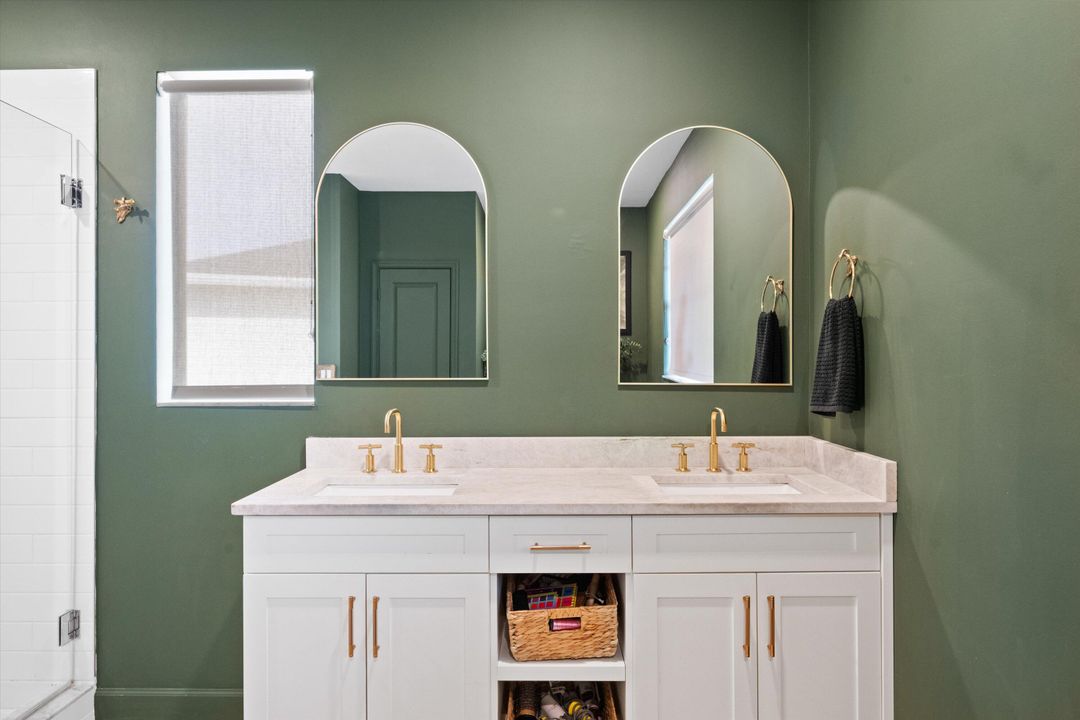 合同活跃: $730,000 (4 贝兹, 3 浴室, 2649 平方英尺)