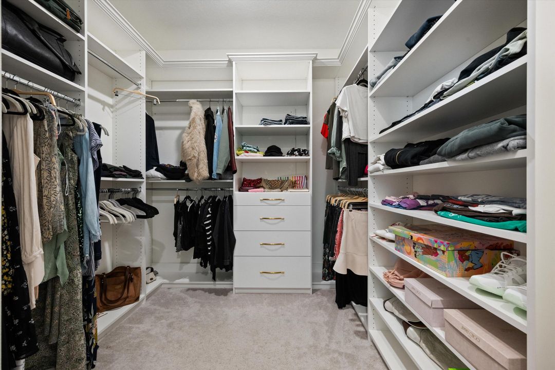 合同活跃: $730,000 (4 贝兹, 3 浴室, 2649 平方英尺)