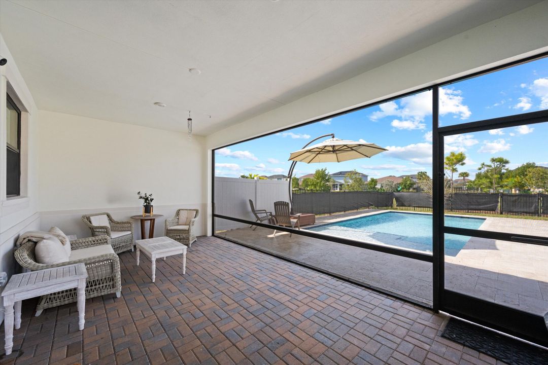 合同活跃: $730,000 (4 贝兹, 3 浴室, 2649 平方英尺)