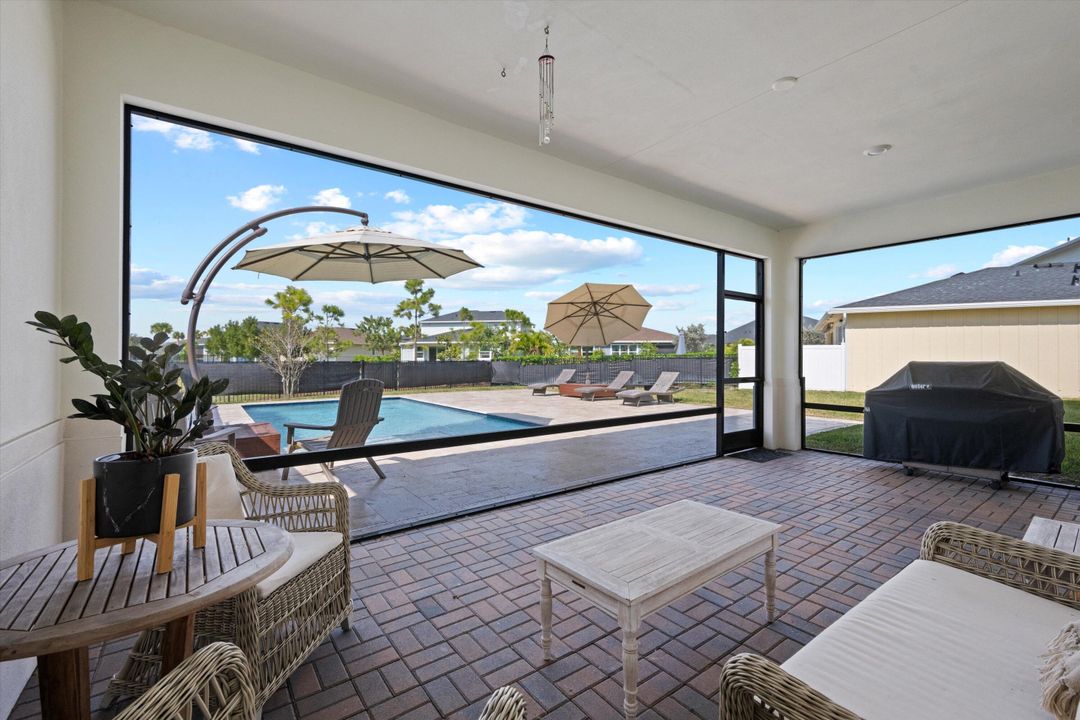 合同活跃: $730,000 (4 贝兹, 3 浴室, 2649 平方英尺)