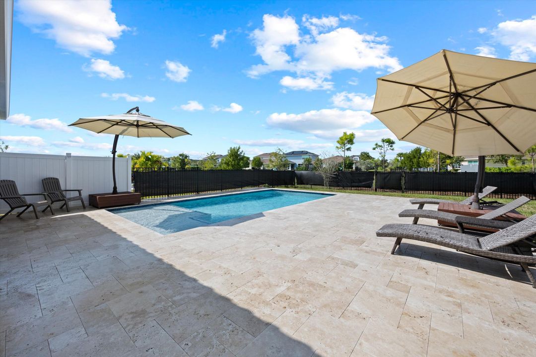 合同活跃: $730,000 (4 贝兹, 3 浴室, 2649 平方英尺)