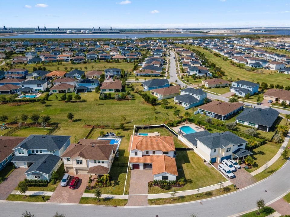 合同活跃: $730,000 (4 贝兹, 3 浴室, 2649 平方英尺)