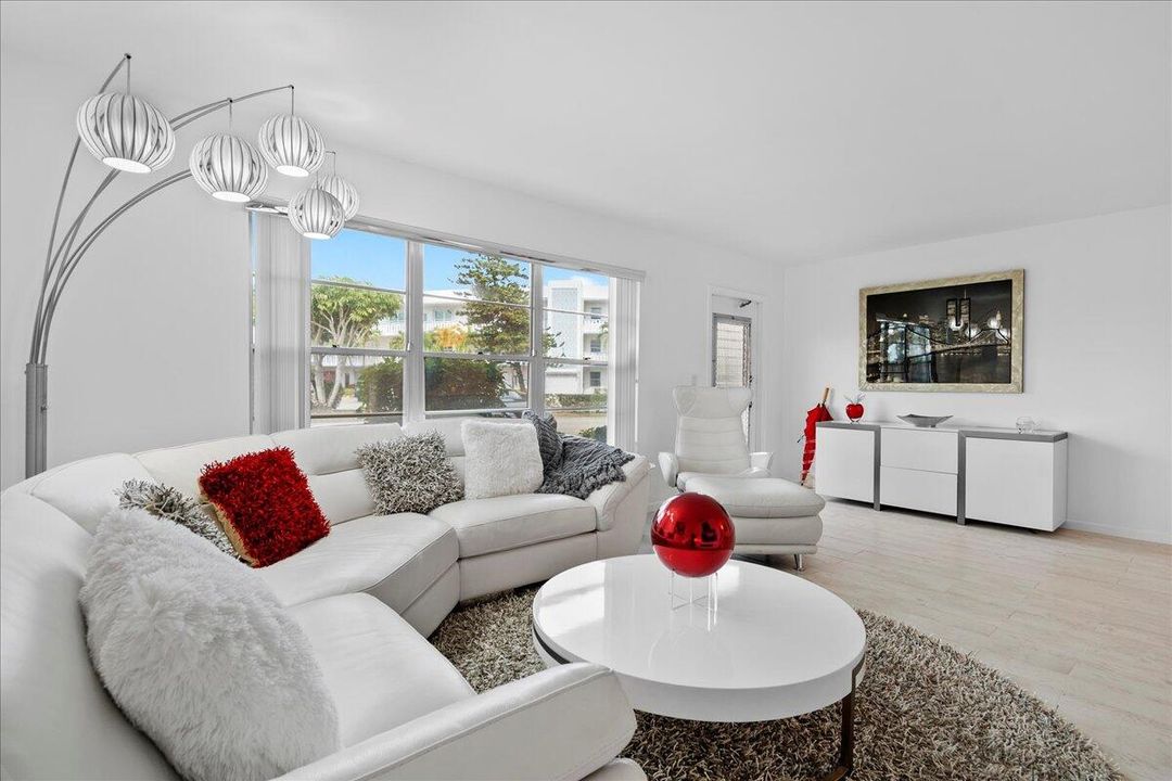 Под контрактом: $149,900 (1 спален, 1 ванн, 842 Квадратных фут)