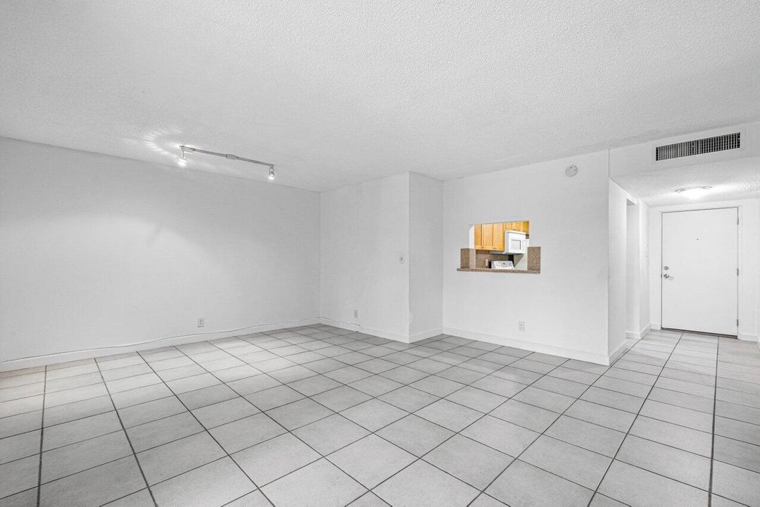 For Sale: $180,000 (1 beds, 1 baths, 715 Square Feet)